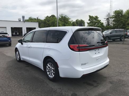 Used 2024 Chrysler Pacifica Touring-L FWD image 4
