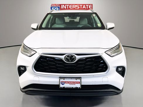 Used 2023 Toyota Highlander XLE AWD/4WD image 2