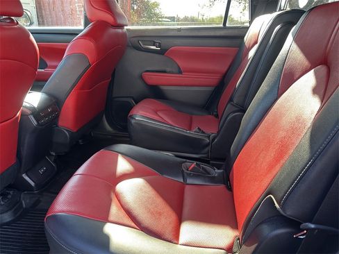 Certified 2023 Toyota Highlander XSE image 17