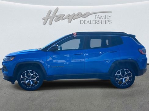 Certified 2025 Jeep Compass Limited image 9