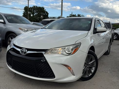 Used 2017 Toyota Camry SE w/ Moonroof Package image 2