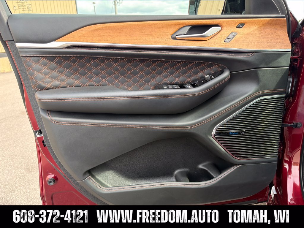 Used 2023 Jeep Grand Cherokee L Summit AWD/4WD image 10