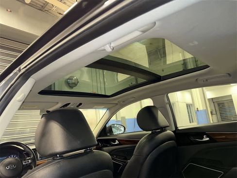 Used 2018 Kia Cadenza Technology image 24