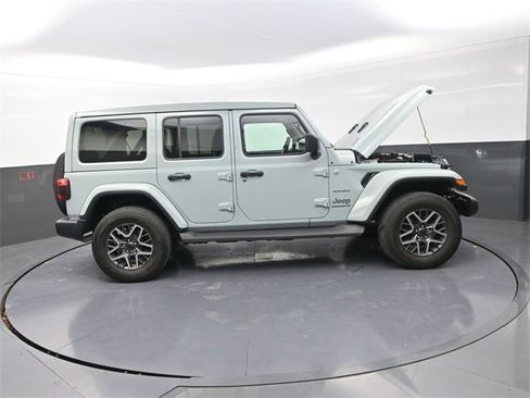 Used 2024 Jeep Wrangler Sahara image 32