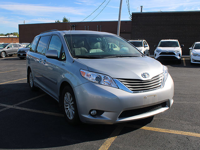 Used 2012 Toyota Sienna XLE FWD image 4