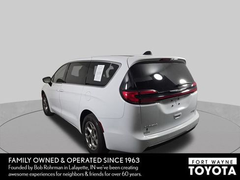 Used 2024 Chrysler Pacifica Limited AWD/4WD image 9