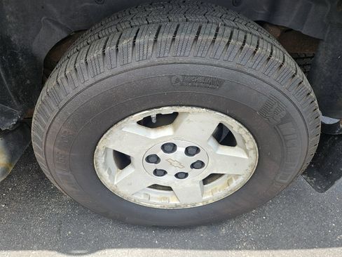 Used 2005 Chevrolet Suburban LT w/ Preferred Equipment Group AWD/4WD image 23