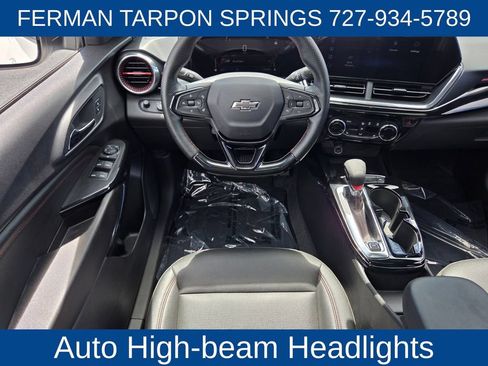 Used 2025 Chevrolet Trax RS w/ Sunroof Package FWD image 17