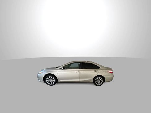 Used 2016 Toyota Camry XLE w/ Moonroof Package FWD image 5