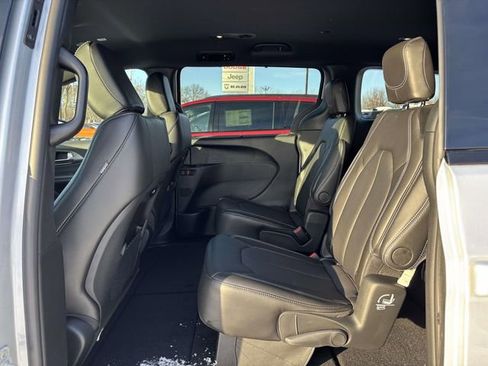 New 2026 Chrysler Pacifica Select w/ S Appearance Package FWD image 6