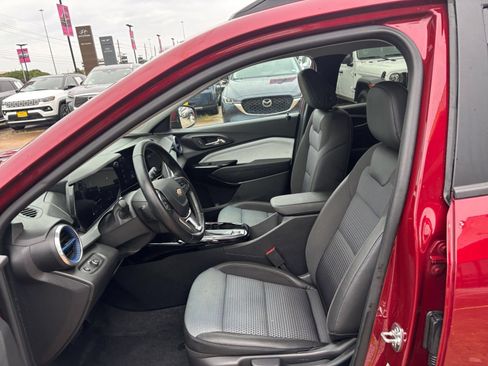 Used 2025 Chevrolet Trax LT w/ LT Convenience Package FWD image 25