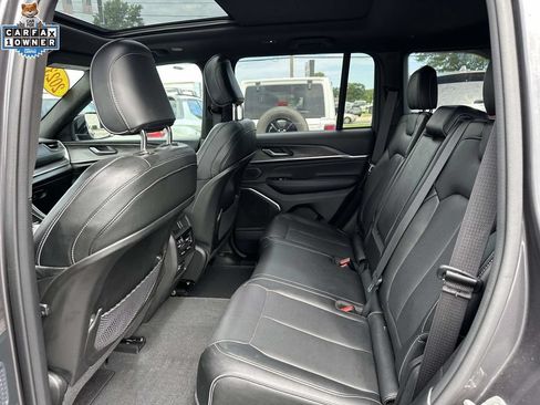 Used 2023 Jeep Grand Cherokee Overland AWD/4WD image 10