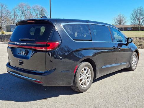 Used 2025 Chrysler Pacifica Select image 31