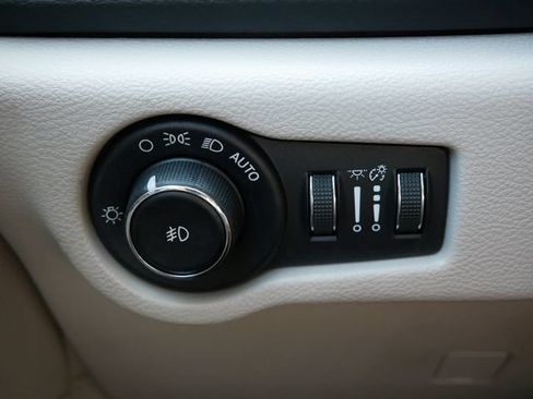 Used 2018 Chrysler Pacifica Touring-L FWD image 18