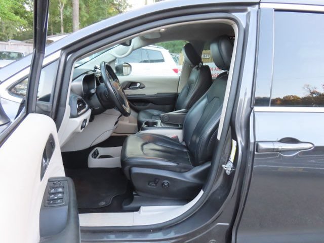 Used 2021 Chrysler Pacifica Touring-L FWD image 21