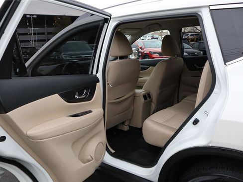 Used 2020 Nissan Rogue SV w/ Premium Package image 23