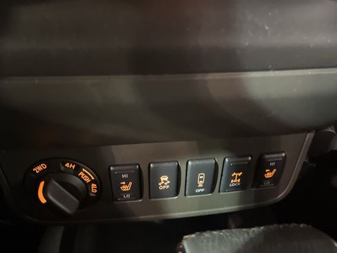 Used 2015 Nissan Frontier PRO-4X w/ Pro-4x Luxury Package image 17