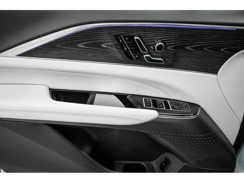 Certified 2024 Cadillac Lyriq Luxury AWD/4WD image 10