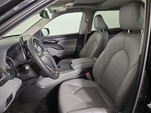 Used 2025 Toyota Highlander XLE AWD/4WD image 14