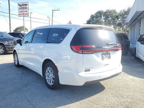 Used 2025 Chrysler Pacifica Select FWD image 3