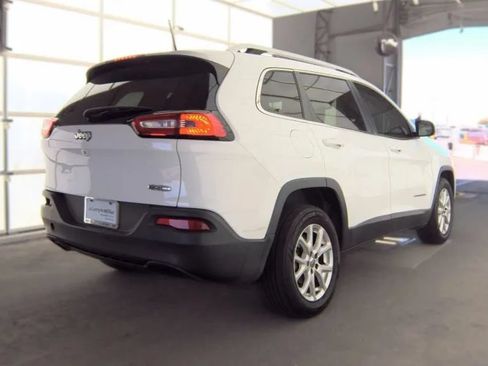 Used 2018 Jeep Cherokee Latitude Plus FWD image 2