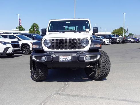 Used 2024 Jeep Gladiator Sport AWD/4WD image 3