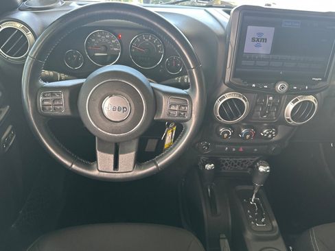 Used 2017 Jeep Wrangler Unlimited Rubicon w/ Connectivity Group AWD/4WD image 17