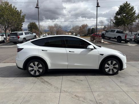 Used 2022 Tesla Model Y Long Range image 3