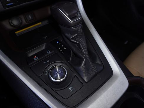 Certified 2020 Toyota RAV4 Limited AWD/4WD image 17