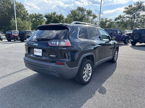 Used 2019 Jeep Cherokee Latitude w/ Cold Weather Group FWD image 5