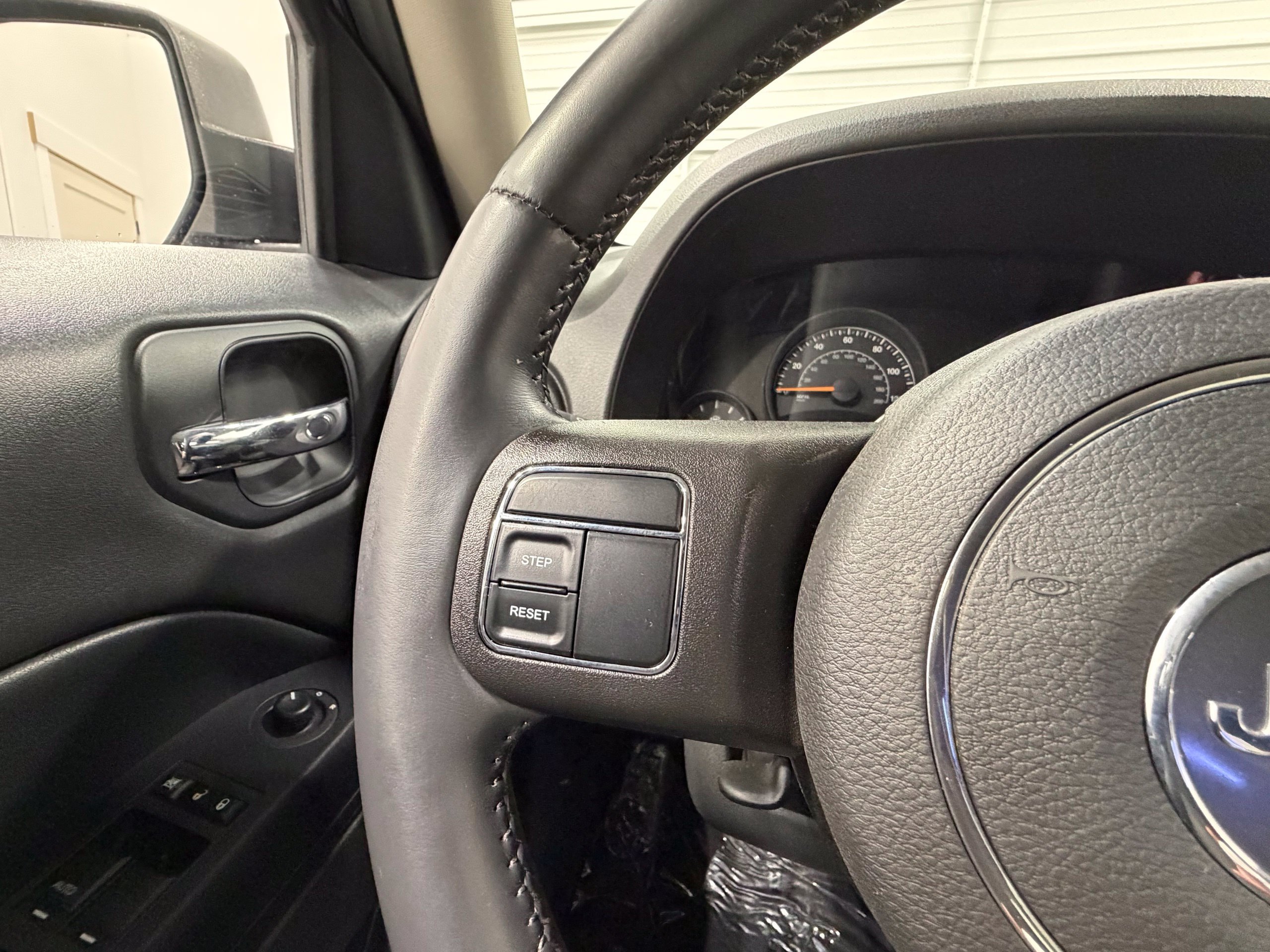 Used 2015 Jeep Patriot Latitude FWD image 33