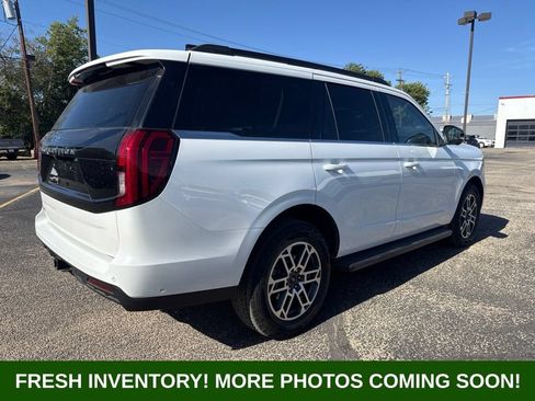 Used 2025 Ford Expedition Active AWD/4WD image 2