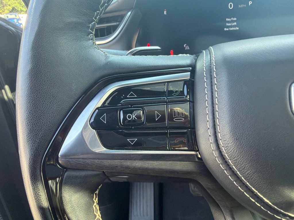 Used 2023 Jeep Grand Cherokee Overland w/ Adv Protech Group III AWD/4WD image 17
