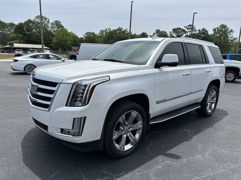 Used 2018 Cadillac Escalade Luxury AWD/4WD image 4