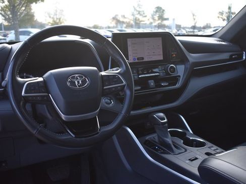 Used 2023 Toyota Highlander XSE image 21