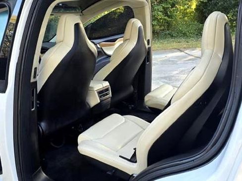 Used 2018 Tesla Model X 75D image 6