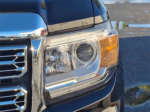 Used 2022 GMC Canyon Denali image 9