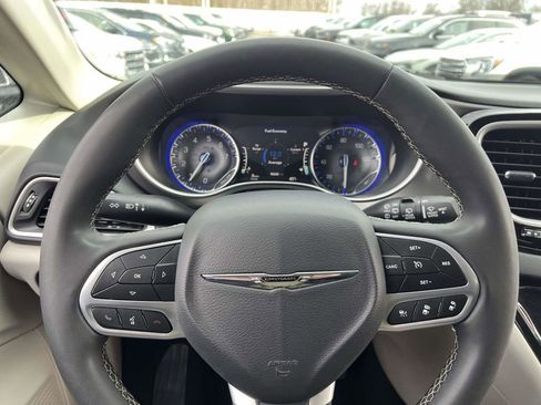 Used 2023 Chrysler Pacifica Touring-L image 30