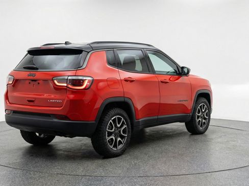 Used 2025 Jeep Compass Trailhawk AWD/4WD image 9