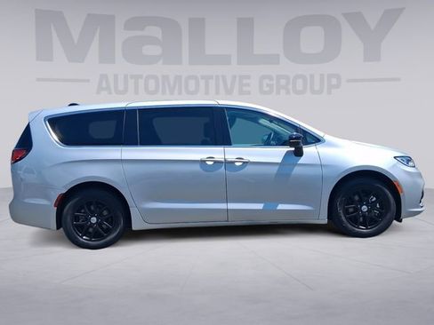 Used 2024 Chrysler Pacifica Touring-L FWD image 6