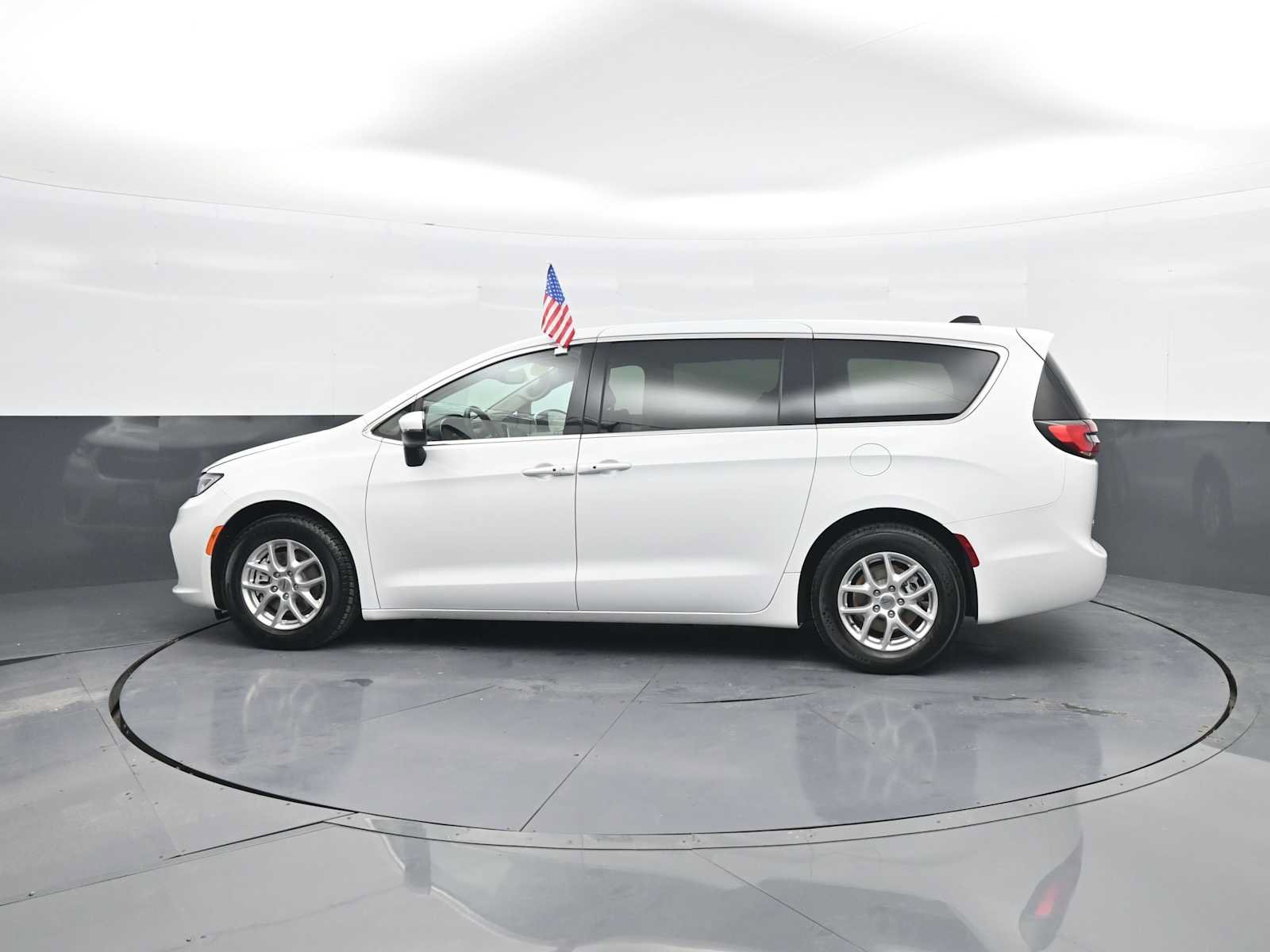 Used 2023 Chrysler Pacifica Touring-L FWD image 5