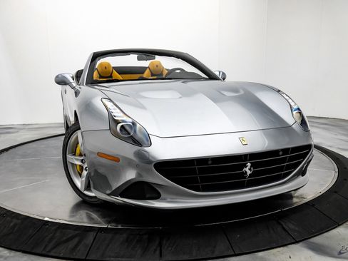 Used 2016 Ferrari California T image 26