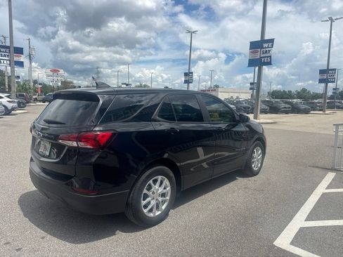 Used 2022 Chevrolet Equinox LS FWD image 4