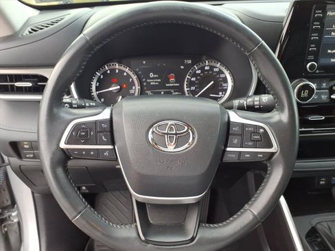 Used 2022 Toyota Highlander XLE AWD/4WD image 30