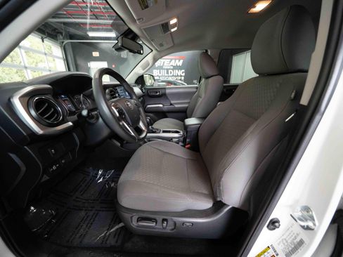 Used 2023 Toyota Tacoma SR5 AWD/4WD image 9