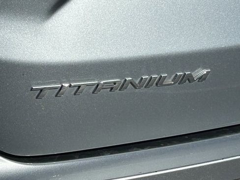 Used 2024 Ford Edge Titanium image 5