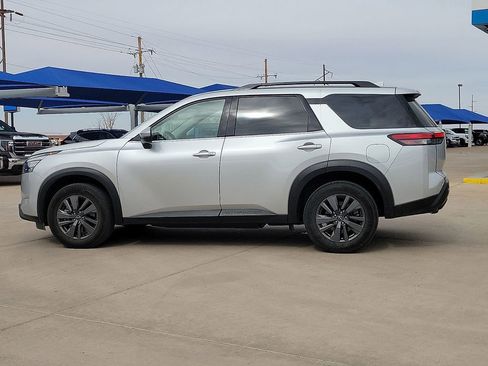 Used 2025 Nissan Pathfinder SV FWD image 2