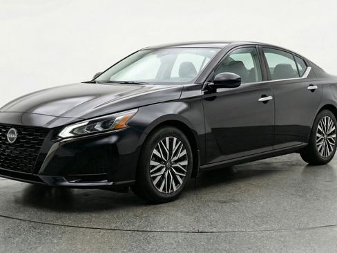 Used 2025 Nissan Altima 2.5 SV FWD image 3