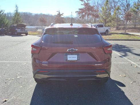Certified 2024 Chevrolet Trax ACTIV w/ Sunroof Package image 6