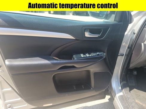 Used 2019 Toyota Highlander XLE image 8